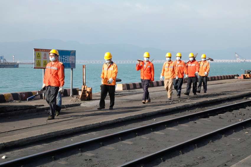 Frնڻؼҵ·@һȺ泯󺣵B·A z