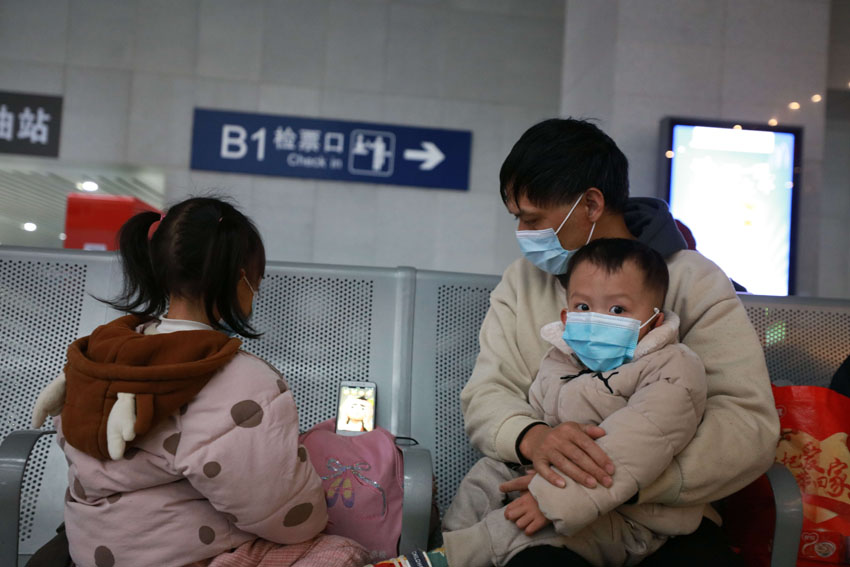 ϲ܇վ܇҃һλ̰С냺Ůһ𿴄ӮƬ z