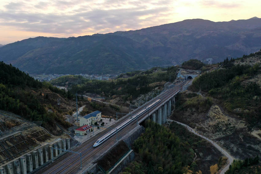 Lcվλڸ̩hLc悵ĽǲF·һgվ z