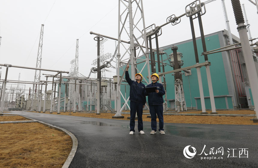 在特高壓鄱陽湖換流站內,運行工人正在進行常態化巡檢監管作業。 饒方其攝