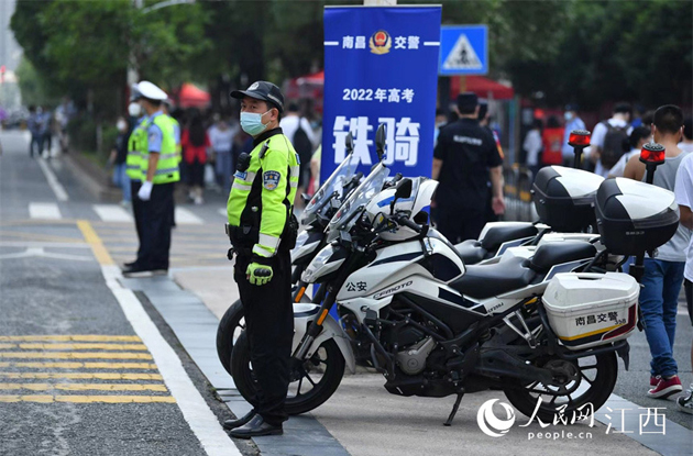 交警鐵騎在考場周邊維持交通秩序