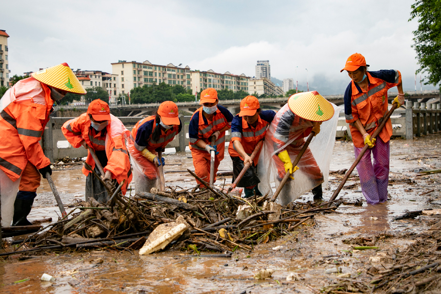環衛工人開展道路清掃。