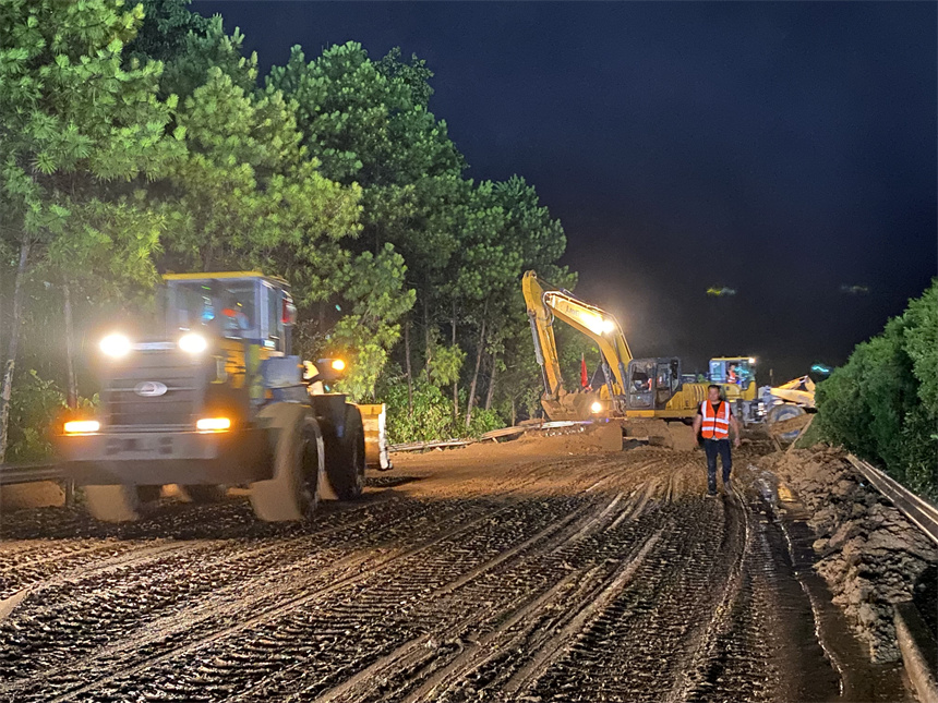滬昆高速玉山段發生山體滑坡，對高速路面造成損害。 劉惠芳攝