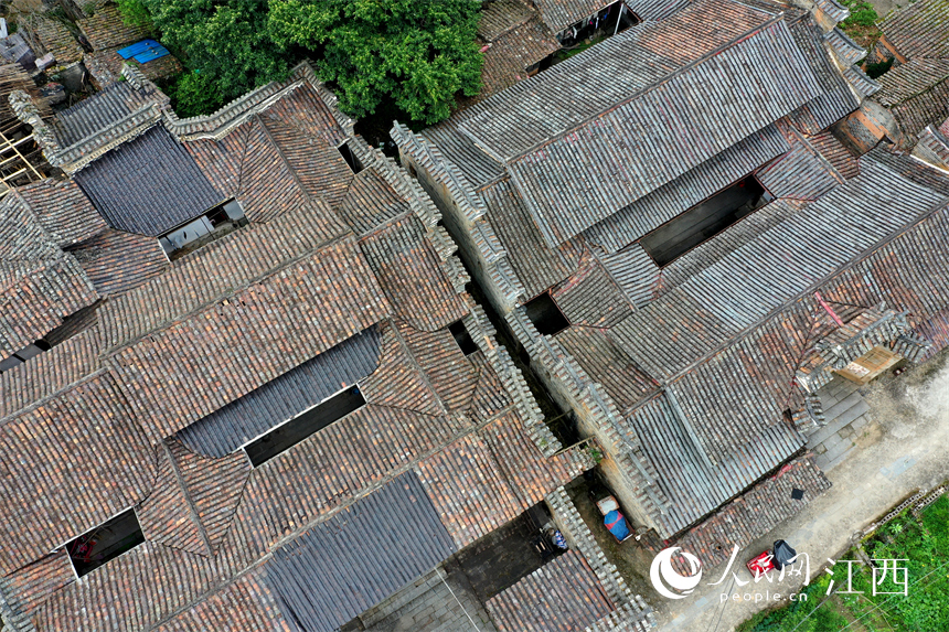 航拍鏡頭下棠陰鎮連片的古建筑蔚為壯觀。人民網 時雨攝