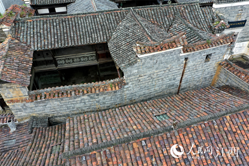 航拍鏡頭下棠陰鎮連片的古建筑蔚為壯觀。人民網 時雨攝