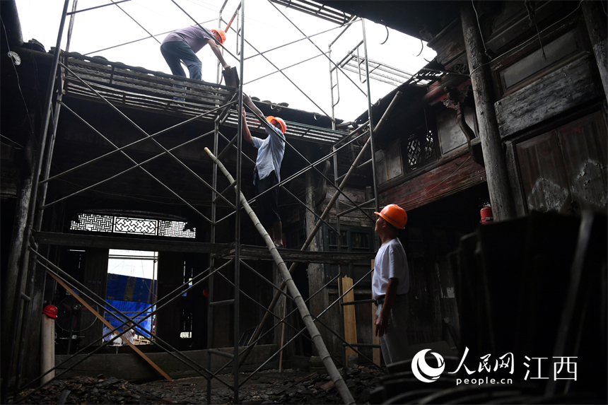 古建筑修復老師傅們正在對古建筑進行修繕。 人民網 時雨攝
