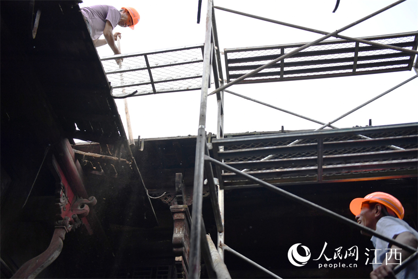 古建筑修復老師傅們正在對古建筑進行修繕。 人民網 時雨攝