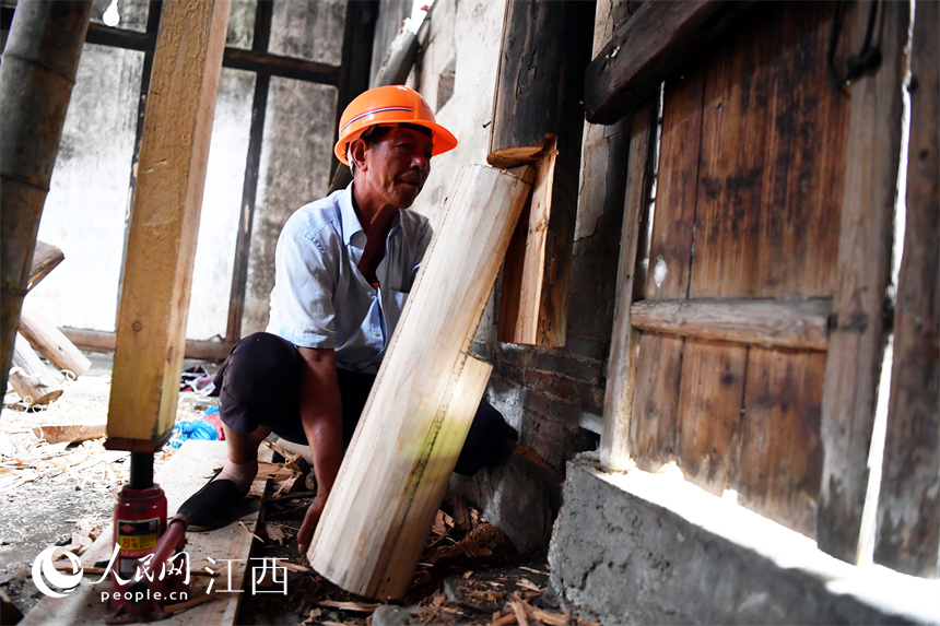 古建筑修復老師傅們正在對古建筑進行修繕。 人民網 時雨攝