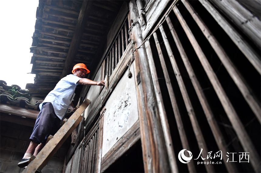 古建筑修復老師傅們正在對古建筑進行修繕。 人民網 時雨攝