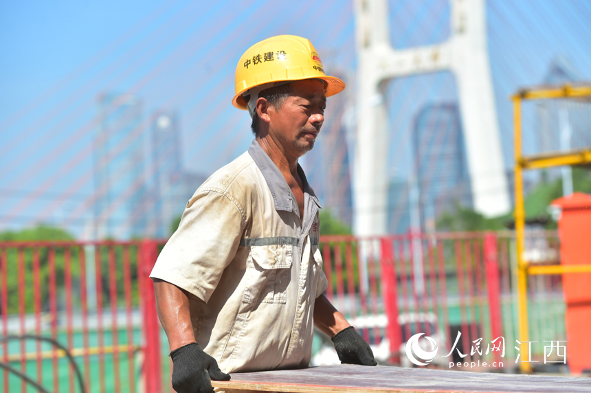 工地上，建筑工人冒著高溫施工。 人民網 時雨攝