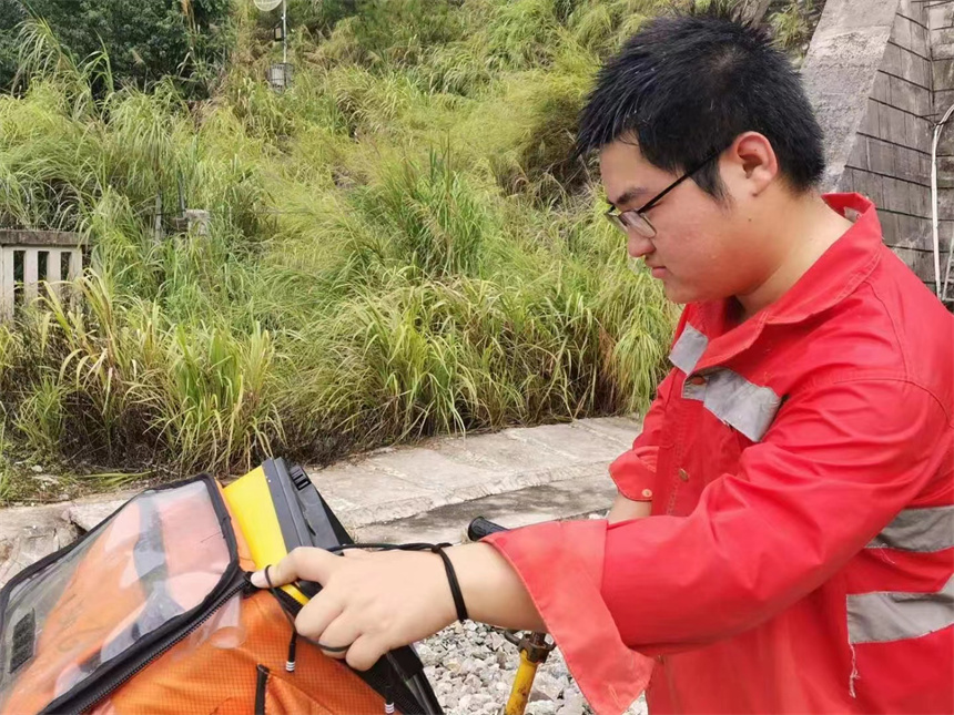 烈日下，鐵路工人正在給鋼軌做探傷檢測。 肖平攝