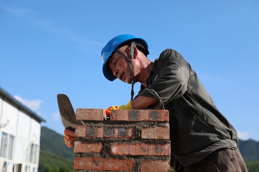 不懼高溫，堅守崗位。