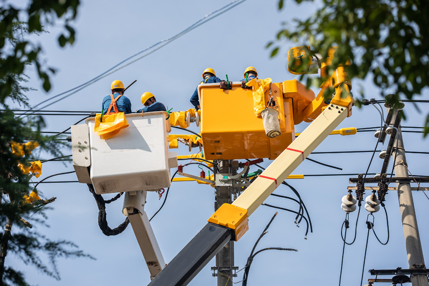 國網宜春供電公司帶電作業人員進行高空作業，解決46個臺區停電問題。萬志勇攝