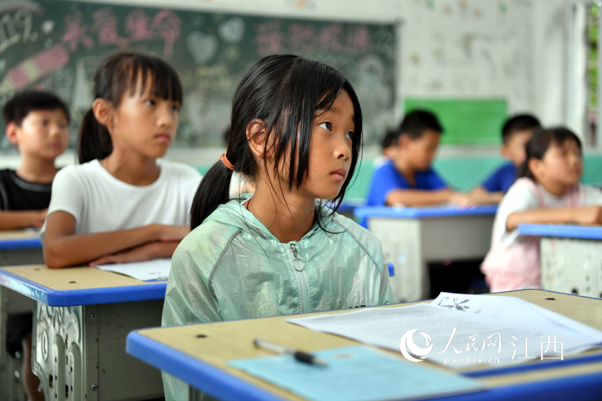 孩子們純真和充滿求知欲的眼睛。 人民網 時雨攝