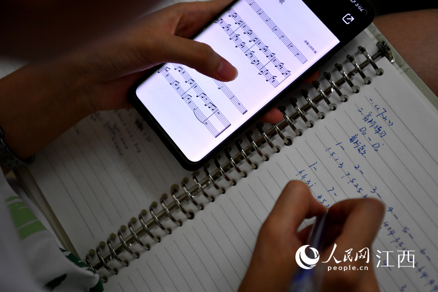 一名支教學生正在備課，準備給留守兒童們上音樂課。 人民網 時雨攝