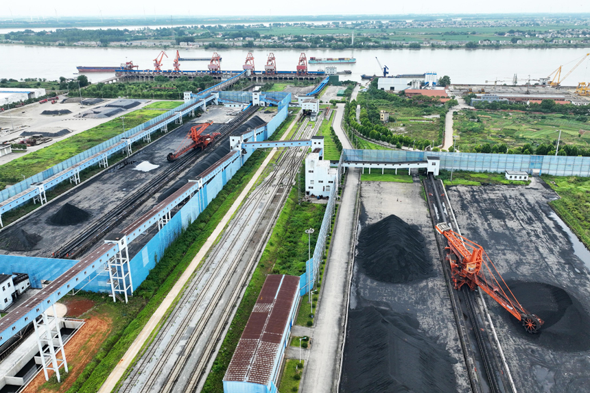 在江西省煤炭儲備中心，斗輪機正在取煤。胡國林攝