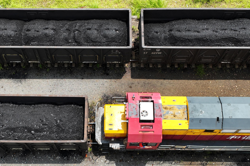 一列滿載電煤的貨物列車駛出江西省煤炭儲備中心鐵路專用線。胡國林攝