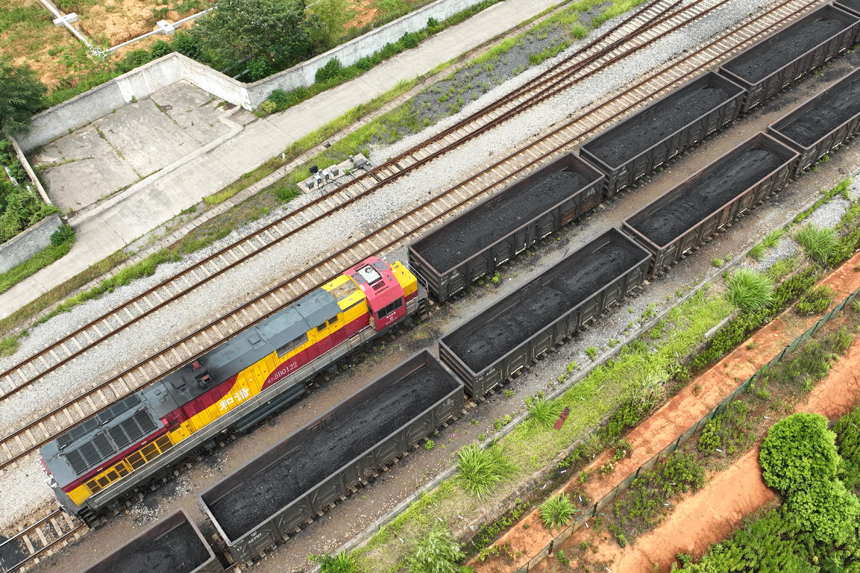 一列滿載電煤的貨物列車駛出江西省煤炭儲備中心鐵路專用線。胡國林攝
