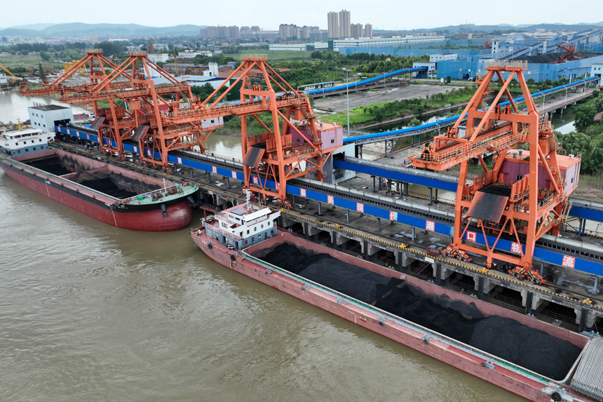 貨船上的電煤通過傳輸帶裝到鐵路專用線的貨物列車上。胡國林攝