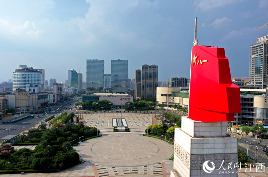八一南昌起義紀念塔的軍旗雕塑經過清洗后煥然一新。 人民網 時雨攝