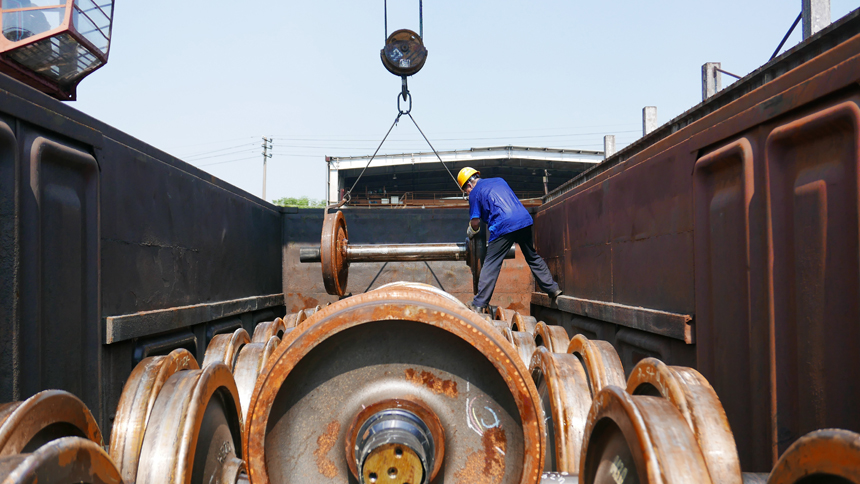 烈日下，工人們正在作業。 倪述洵 攝