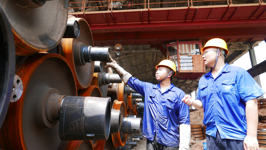 烈日下，工人們正在作業。 倪述洵 攝