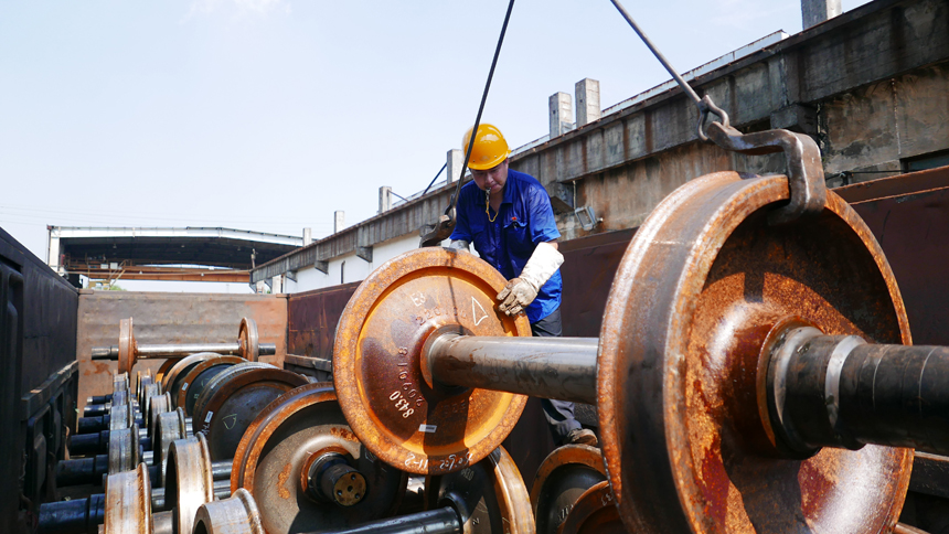 烈日下，工人們正在作業。 倪述洵 攝