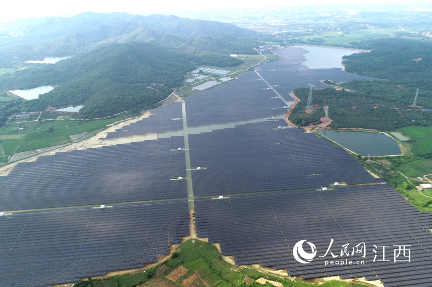 豐城市董家鎮南山水庫水面上的光伏板，千余畝的面積在航拍鏡頭下頗為壯觀。 人民網 時雨攝