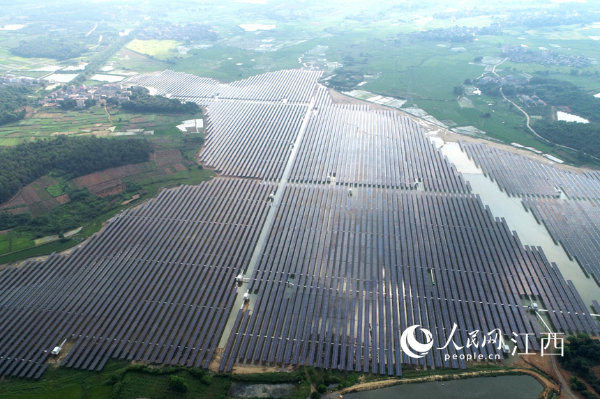 豐城市董家鎮南山水庫水面上的光伏板，千余畝的面積在航拍鏡頭下頗為壯觀。 人民網 時雨攝