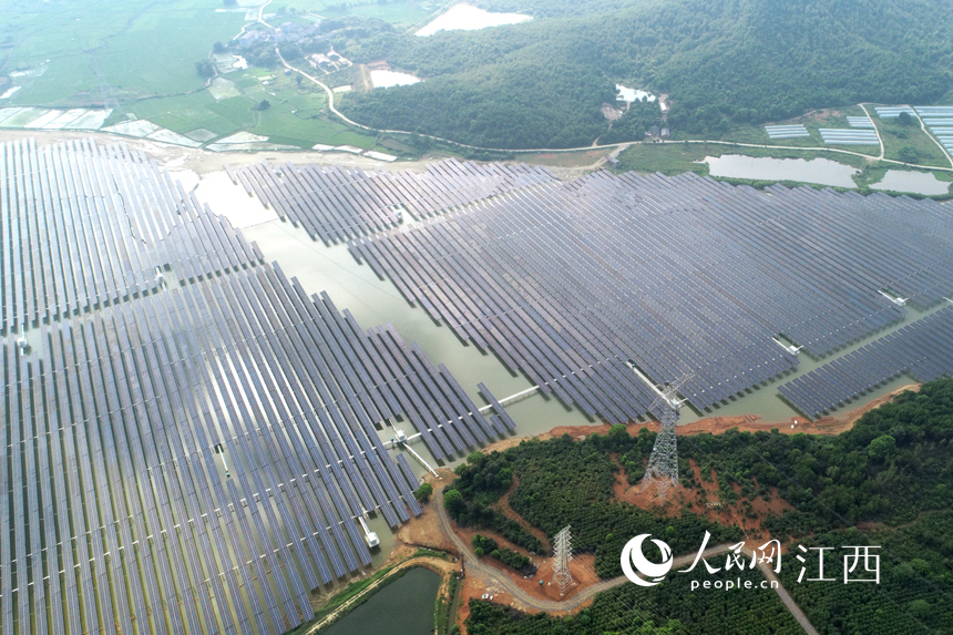 豐城市董家鎮南山水庫水面上的光伏板，千余畝的面積在航拍鏡頭下頗為壯觀。 人民網 時雨攝
