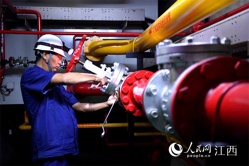 電站設備間內，工作人員正在對機械進行檢修。 人民網 時雨攝