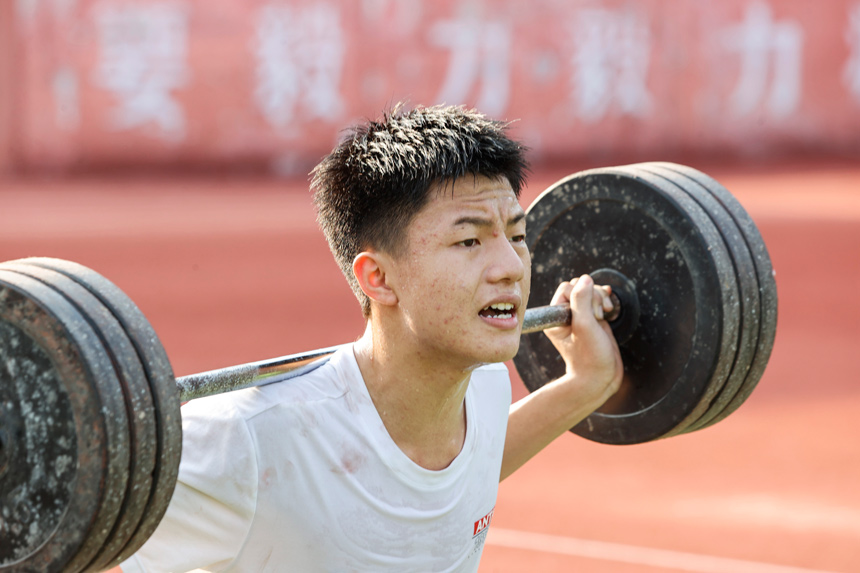田徑隊的學生在進行體育訓練。陳福平攝