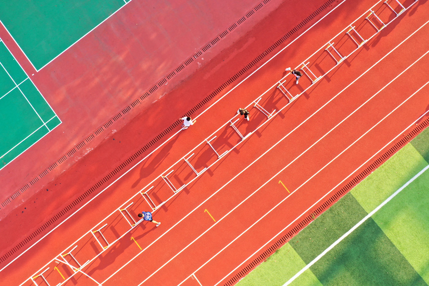 田徑隊的學生在進行體育訓練。陳福平攝