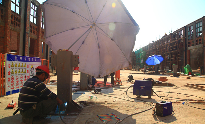 高溫“炙烤”工地 建筑工人施工酣