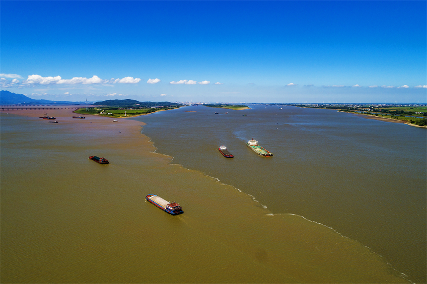 鄱陽湖與長江交匯處清濁分界線清晰可見。李學華攝