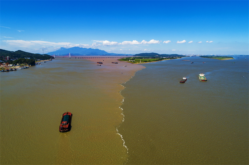 鄱陽湖與長江交匯處清濁分界線清晰可見。李學華攝