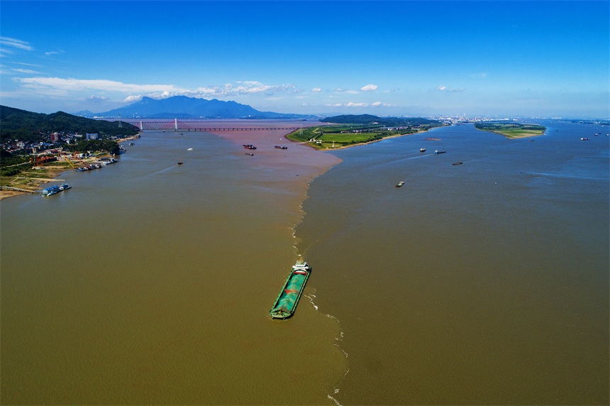 鄱陽湖與長江交匯處清濁分界線清晰可見。李學華攝