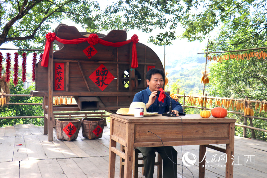 開幕式現場，篁嶺文旅股份有限公司董事長、篁嶺名譽村長吳向陽正在發言。人民網 李途遙攝