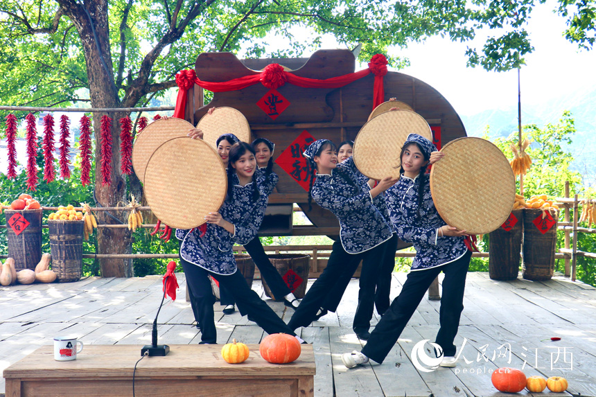 開幕式現場，曬娘正在進行曬秋主題表演。人民網 李途遙攝