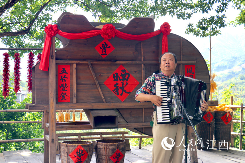 開幕式現場，嘉賓正在演奏手風琴。人民網 李途遙攝
