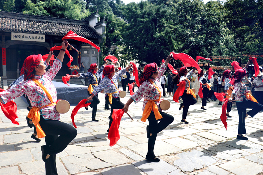 開幕式現場，身著農服的村民正在進行歌舞表演。人民網 李途遙攝