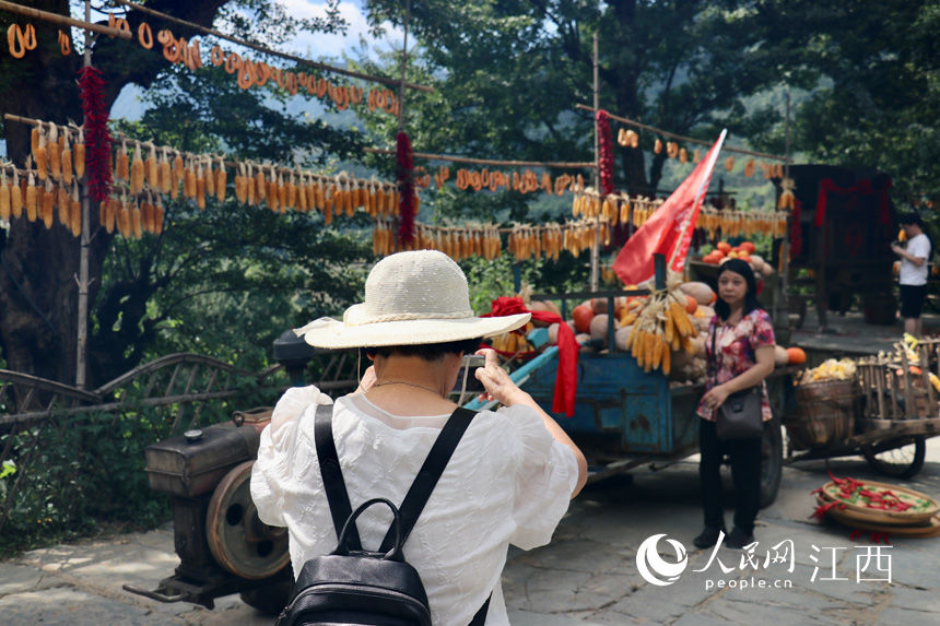 游客正在開幕式現場拍照。人民網 李途遙攝