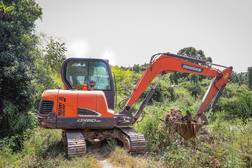 干部群眾正在清淤引水。李煜祖攝