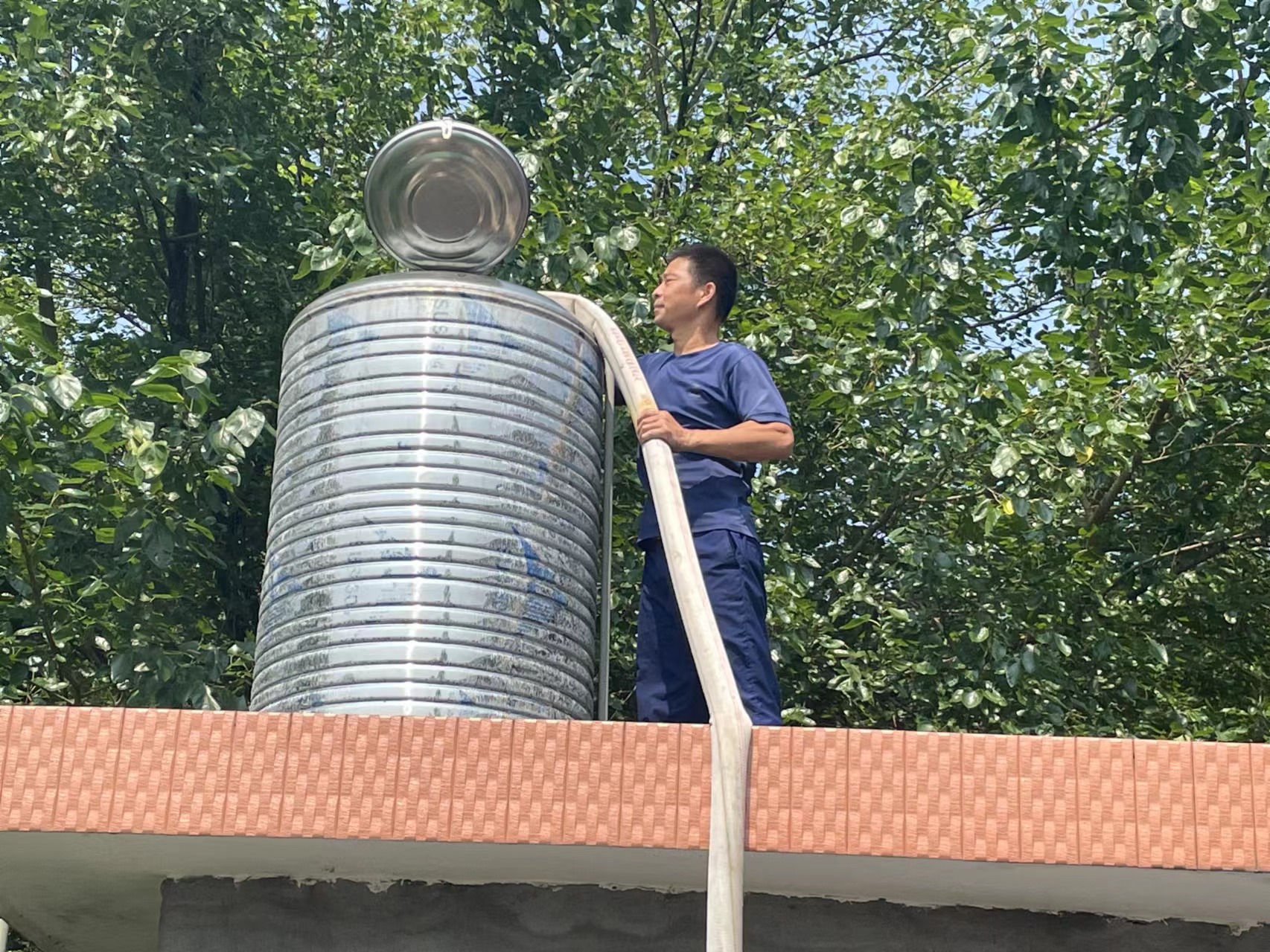 消防車開進村里，給村民帶來生活用水。李科攝