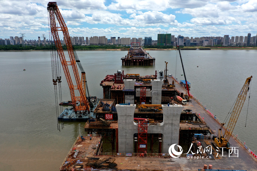 靠近九龍湖區域的橋墩已經出水。 人民網 時雨攝