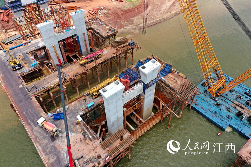 靠近九龍湖區域的橋墩已經出水。 人民網 時雨攝