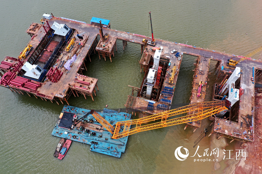 靠近九龍湖區域的橋墩已經出水。 人民網 時雨攝