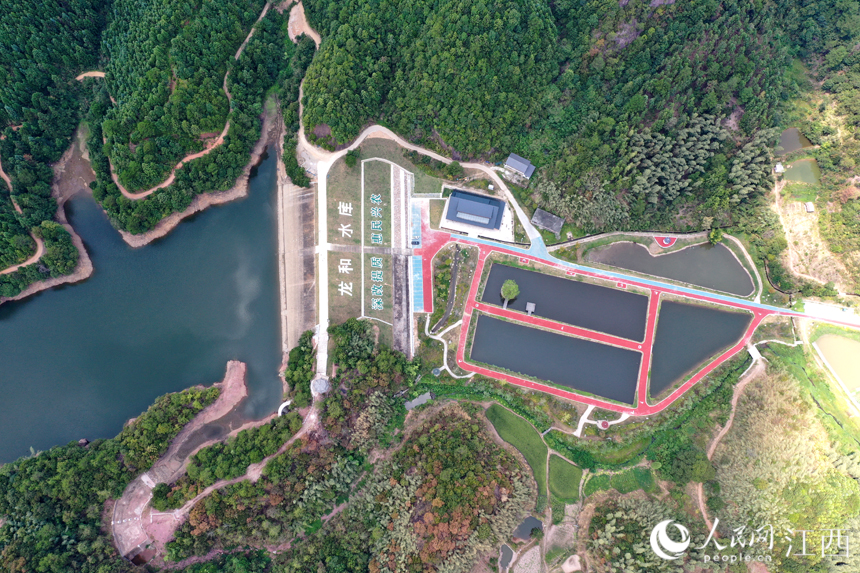 龍和水庫正在向下游的農田輸送水源。 人民網 時雨攝