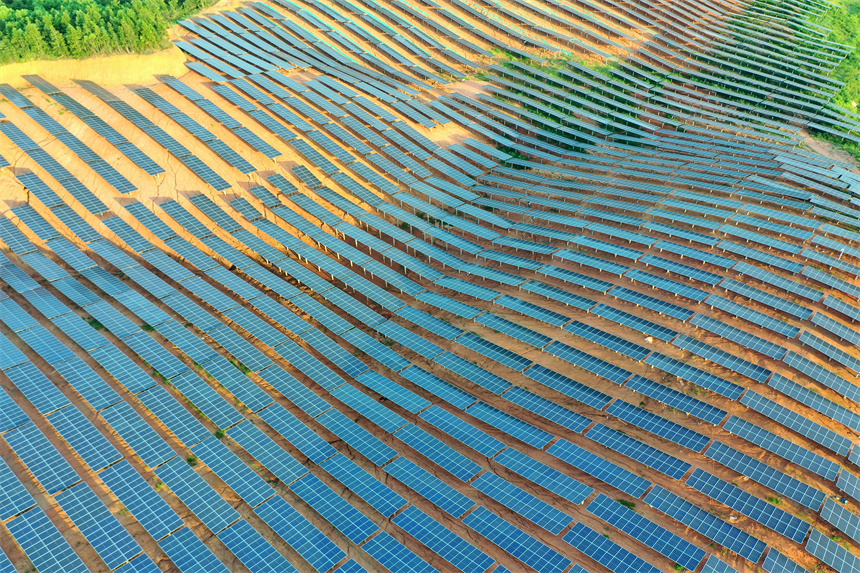 航拍蘆溪縣蘆溪鎮路行村光伏基地。王強攝
