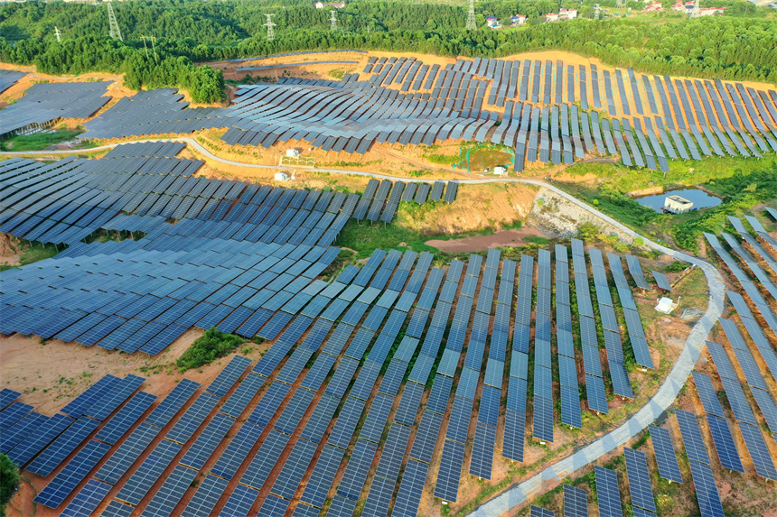 航拍蘆溪縣蘆溪鎮路行村光伏基地。王強攝